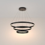 Czarna lampa wisząca Rim 3000K z trzema okrągłymi pierścieniami LED, zawieszona na cienkich linkach. Produkt ma nowoczesny design, z widocznym źródłem światła w obrębie pierścieni. Idealna do nowoczesnych wnętrz.