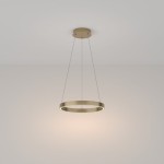 Lampa wisząca Rim D40 3000K w kolorze mosiądzu, w kształcie okręgu, zawieszona na cienkich linkach. Emituje ciepłe światło, umieszczona na jasnym tle. Idealna do nowoczesnych wnętrz.