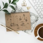 Czarne rysunki techniczne 3-punktowej lampy wiszącej LED Line 3000K na brązowym notatniku, z długopisem i filiżanką na tle marmurowej podkładki. Widać różne kształty i wymiary lampy.