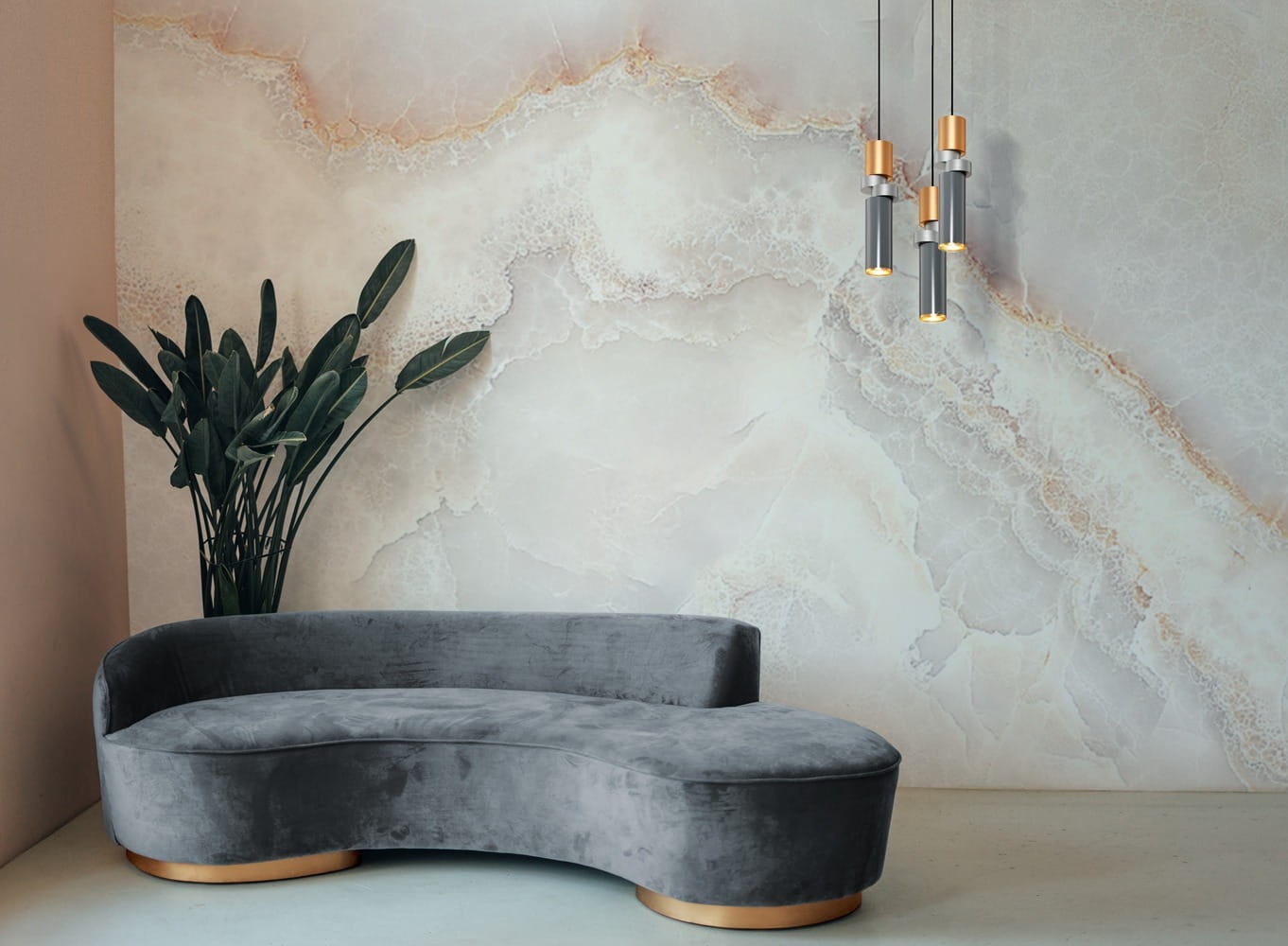 Lampa wisząca Palette 1-punktowa, czarna z multikolorowymi akcentami, zawieszona na cienkich linkach. W tle widoczna szara, zaokrąglona kanapa oraz roślina w doniczce, a ściana ma elegancki, marmurowy wzór.