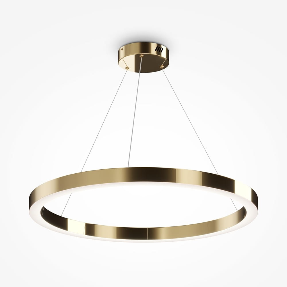 Lampa wisząca Saturno D80 LED w kolorze mosiądzu, okrągła, z zamontowanym źródłem światła LED, zawieszona na cienkich linkach. Prosty, nowoczesny design z matowym wykończeniem. Tło białe, co podkreśla elegancję lampy.
