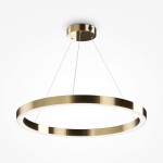 Lampa wisząca Saturno D80 LED w kolorze mosiądzu, okrągła, z zamontowanym źródłem światła LED, zawieszona na cienkich linkach. Prosty, nowoczesny design z matowym wykończeniem. Tło białe, co podkreśla elegancję lampy.