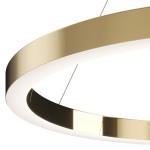 Lampa wisząca Saturno D80 LED w kolorze mosiądzu, o okrągłym kształcie z matowym wykończeniem. Widoczna cienka linia z białym, emitującym światło paskiem LED. Produkt zawieszony na cienkim przewodzie.