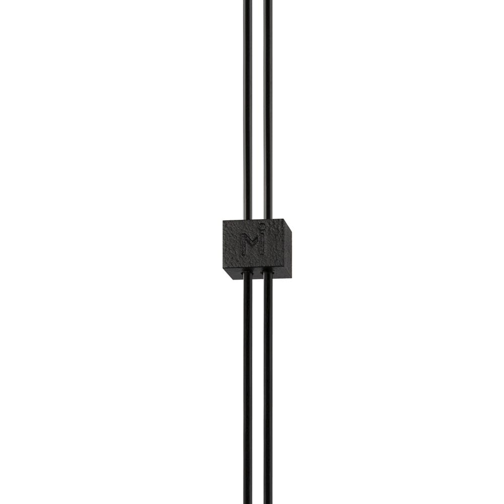Czarna lampa wisząca LED Supersymmetry, 1-punktowa, z prostym, minimalistycznym designem. Widać przyłącze z logo „M” oraz dwa czarne przewody. Lampa zawieszona w pionie, bez widocznych dodatkowych elementów dekoracyjnych.