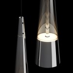 Kinkiet Sintesi LED 2-punktowy w kolorze czarnym i chromowanym, z eleganckim, stożkowatym kształtem. Oświetlenie w formie dwóch lamp w szklanych kloszach, zamontowanych na czarnym kablu, zapewniające nowoczesny design dla wnętrz.