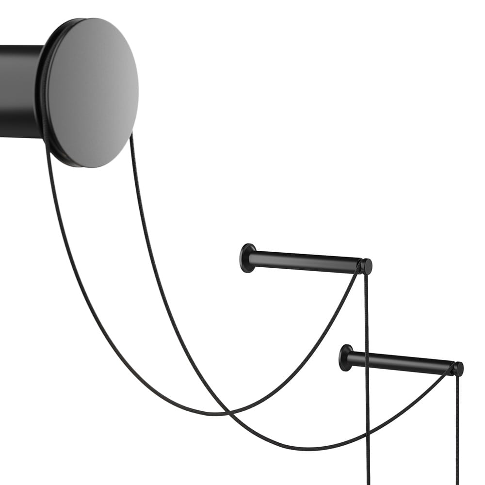 Kinkiet Sintesi LED 2-punktowy w kolorze czarnym i chromowanym, z dwoma poziomymi ramionami, zawieszonymi na cienkich przewodach. Montaż na ścianie, minimalistyczny design, idealny do nowoczesnych wnętrz.