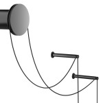 Kinkiet Sintesi LED 2-punktowy w kolorze czarnym i chromowanym, z dwoma poziomymi ramionami, zawieszonymi na cienkich przewodach. Montaż na ścianie, minimalistyczny design, idealny do nowoczesnych wnętrz.