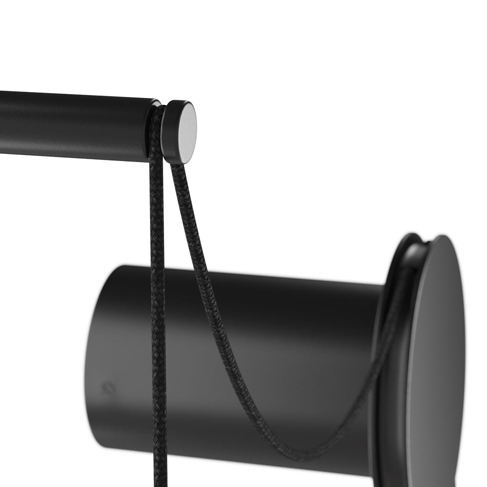 Kinkiet Sintesi LED 2-punktowy w kolorze czarnym z chromowanym detalem. Ujęcie z boku, z widocznym czarnym przewodem i metalowym mocowaniem. Kształt cylindryczny, o matowej fakturze, do montażu na ścianie.