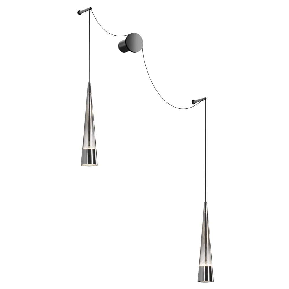 Czarny kinkiet LED Sintesi z dwoma punktami świetlnymi, zawieszony na cienkim przewodzie. Lampa ma stożkowy kształt z metalicznym wykończeniem w kolorze chromu. Montaż na ścianie, z okrągłym wspornikiem.