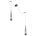 Czarny kinkiet LED Sintesi z dwoma punktami świetlnymi, zawieszony na cienkim przewodzie. Lampa ma stożkowy kształt z metalicznym wykończeniem w kolorze chromu. Montaż na ścianie, z okrągłym wspornikiem.