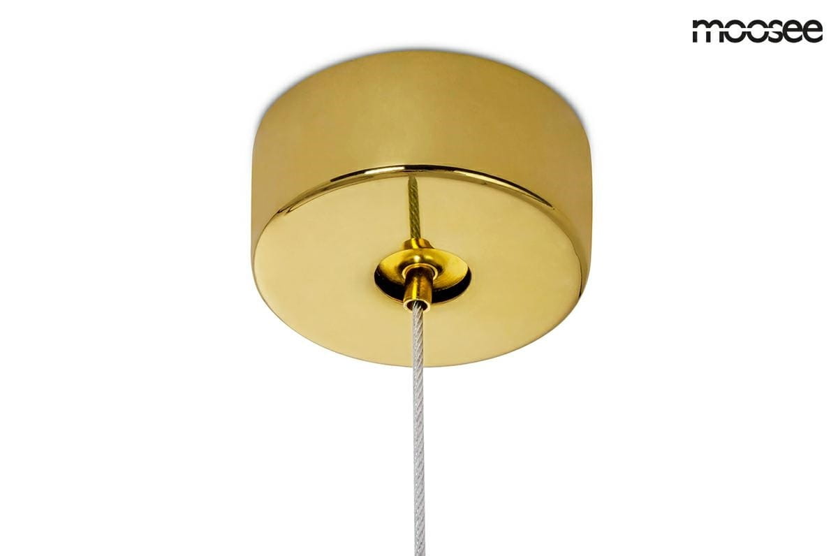 Lampa wisząca Ring Luxury 110 z jednopunktowym mocowaniem, z okrągłą, błyszczącą złotą osłoną. Widoczny metalowy kabel zawieszenia. Prosta, elegancka konstrukcja, idealna do nowoczesnych wnętrz.