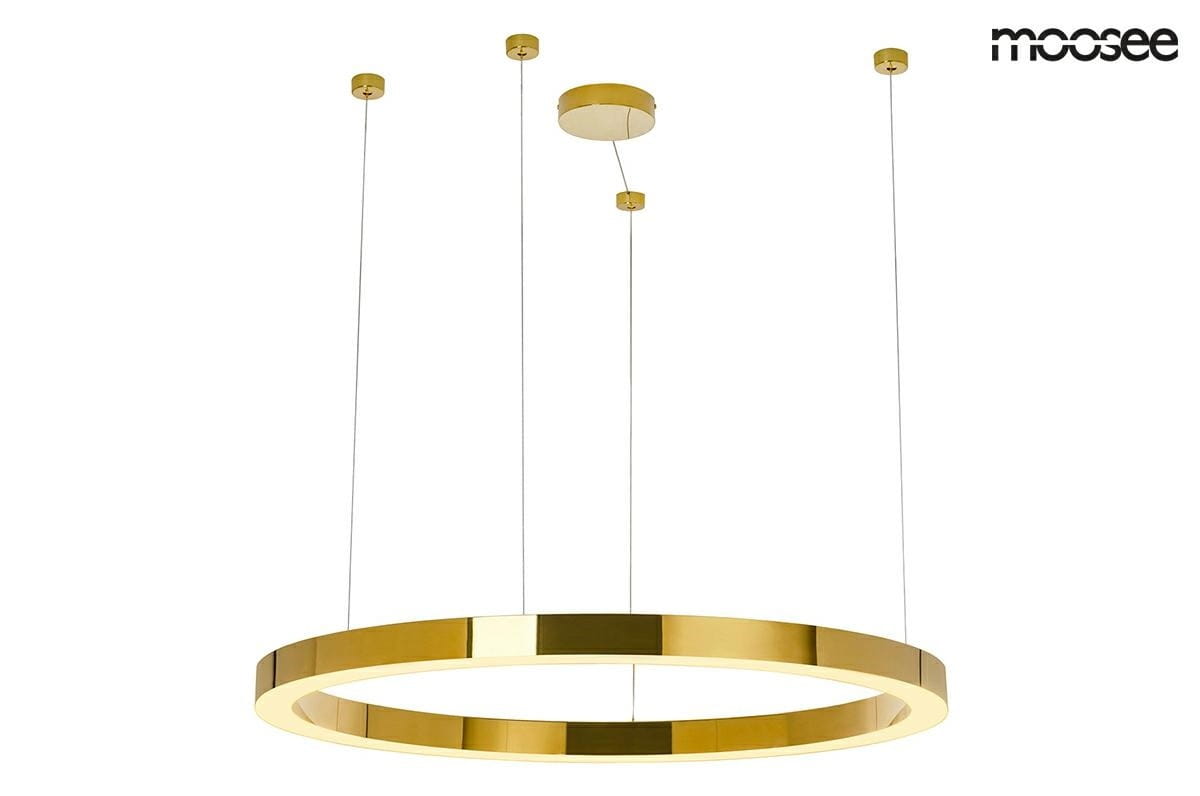 Lampa wisząca Ring Luxury 110 LED w kształcie okręgu, wykonana w złotym kolorze. Zawieszona na cienkich linkach, z okrągłym stropem. Światło LED ukryte w obrzeżu, tworzy efektowne oświetlenie. Prosta, nowoczesna forma.