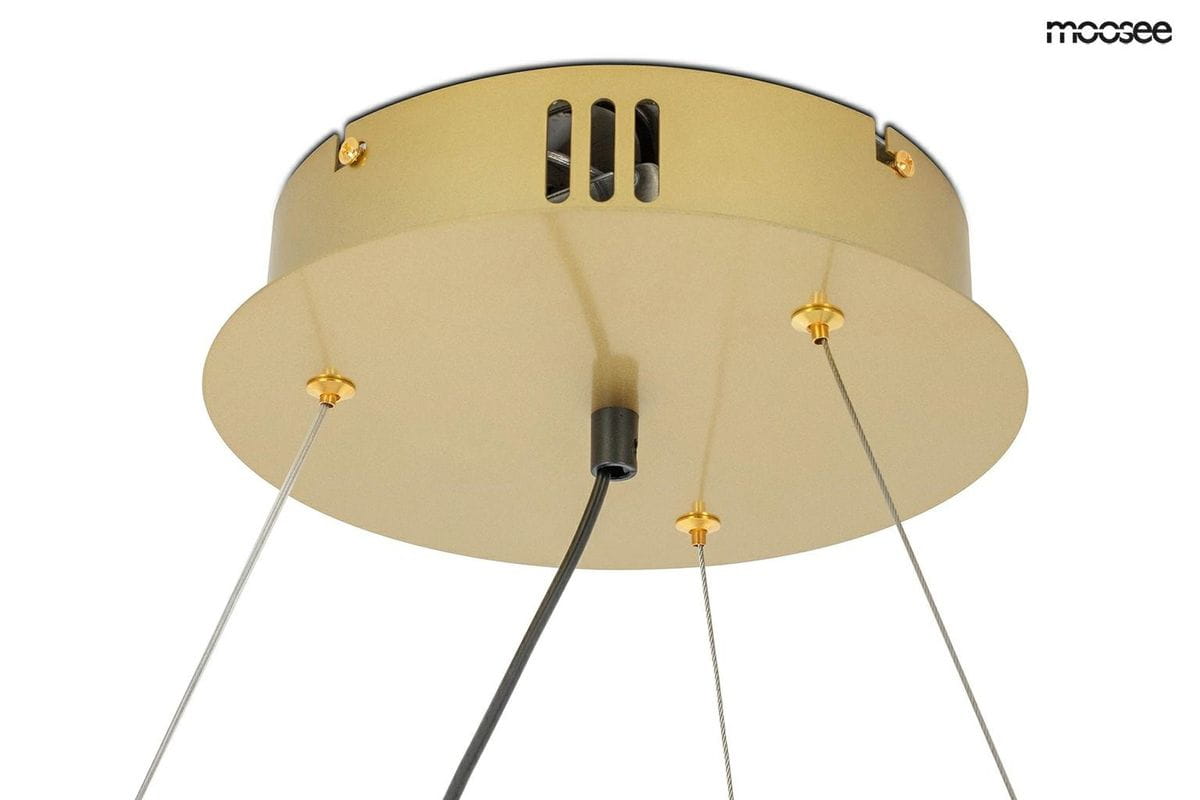 Złota lampa wisząca Circle 98 LED z sześcioma punktami świetlnymi, widok z dołu. Okrągła podstawa z metalicznym wykończeniem, zawieszenia z przezroczystych żyłek oraz przewód zasilający. Brak widocznych napisów czy logo.