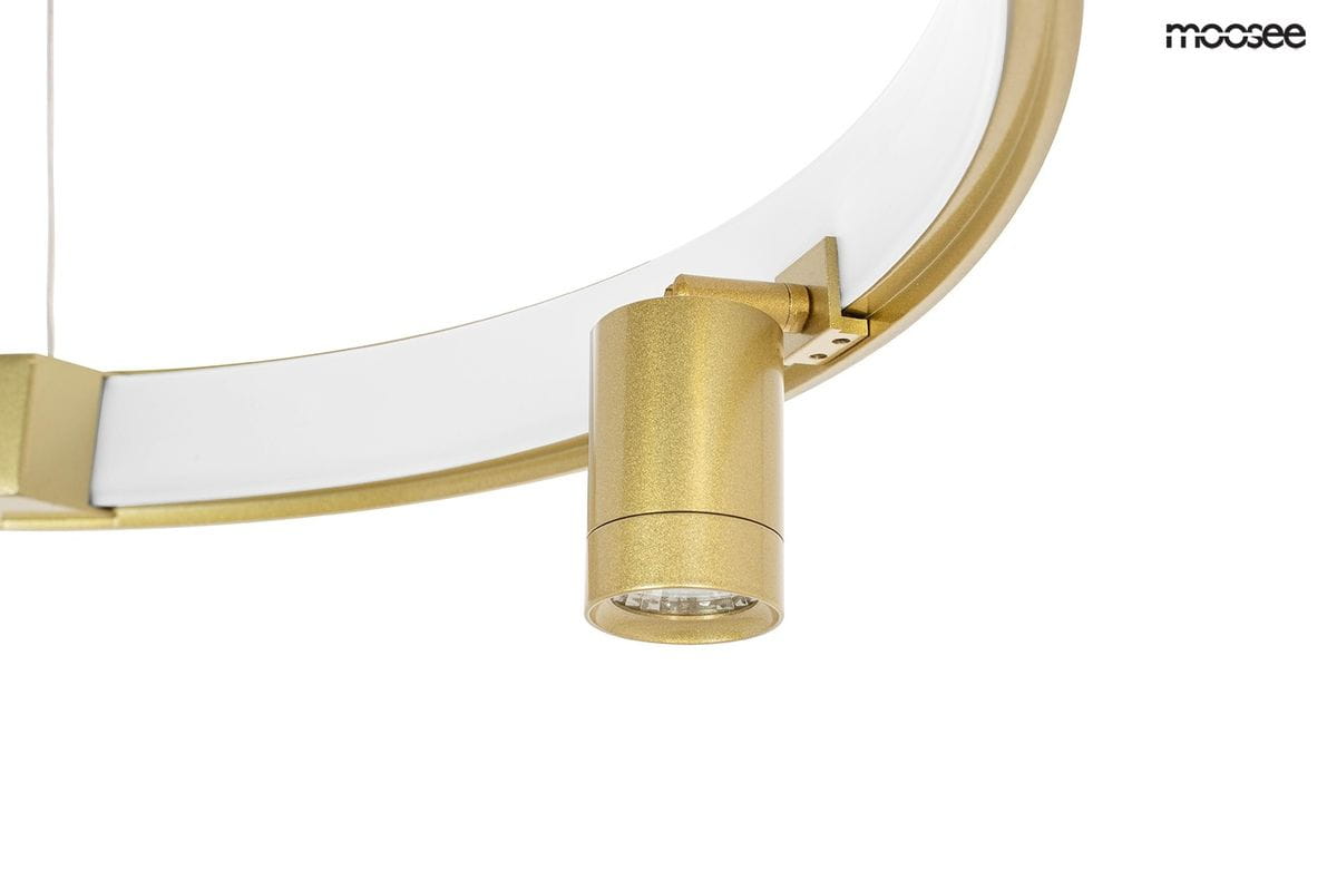 Lampa wisząca Circle 98 LED w kolorze złotym z sześcioma punktami świetlnymi. Widoczny detal lampy z metalowym kloszem w kształcie cylindrycznym, zamontowany na okrągłym, złotym stelażu. Prosty, elegancki design z białym akcentem.