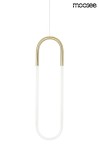 Lampa wisząca Puzo L LED w kolorze złotym, o prostym, nowoczesnym kształcie w formie podłużnego łuku. Przezroczysta część lampy z tworzywa sztucznego, zawieszona na białym przewodzie. Idealna do minimalistycznych wnętrz.