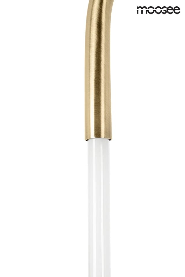 Złota lampa wisząca Puzo S LED, jednopunktowa, z metalowym, szczotkowanym wykończeniem oraz białym kloszem. Produkt ukazany z bliska, z widocznym zaokrąglonym uchwytem oraz prostokątnym źródłem światła. Tło proste, białe.