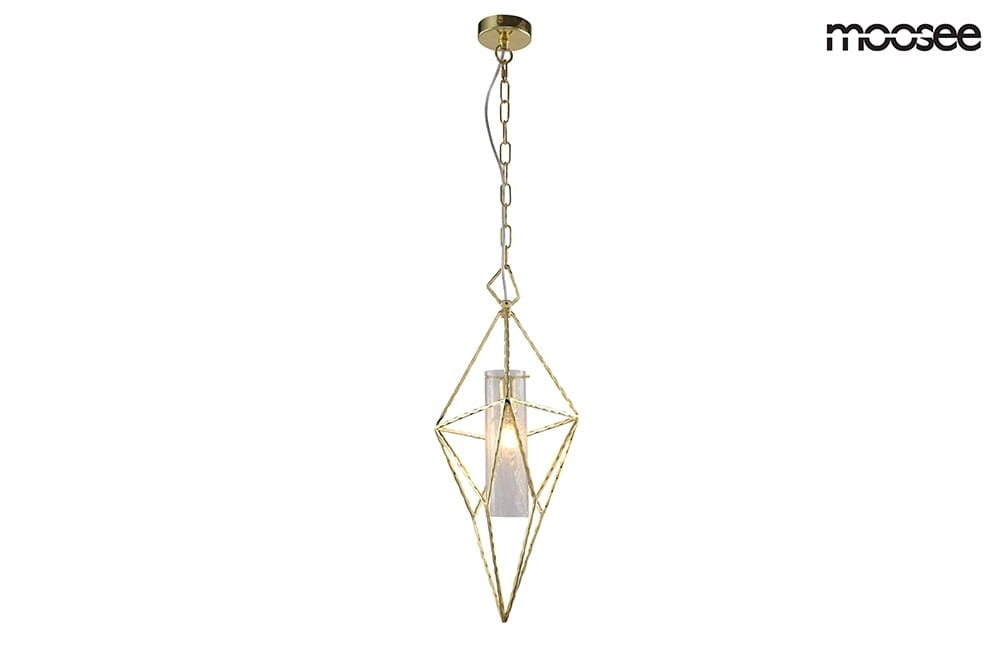 Złota lampa wisząca Havana M z metalową, diamentową konstrukcją i przezroczystym kloszem. Powieszona na łańcuchu, z widocznym źródłem światła wewnątrz. Idealna do nowoczesnych wnętrz.