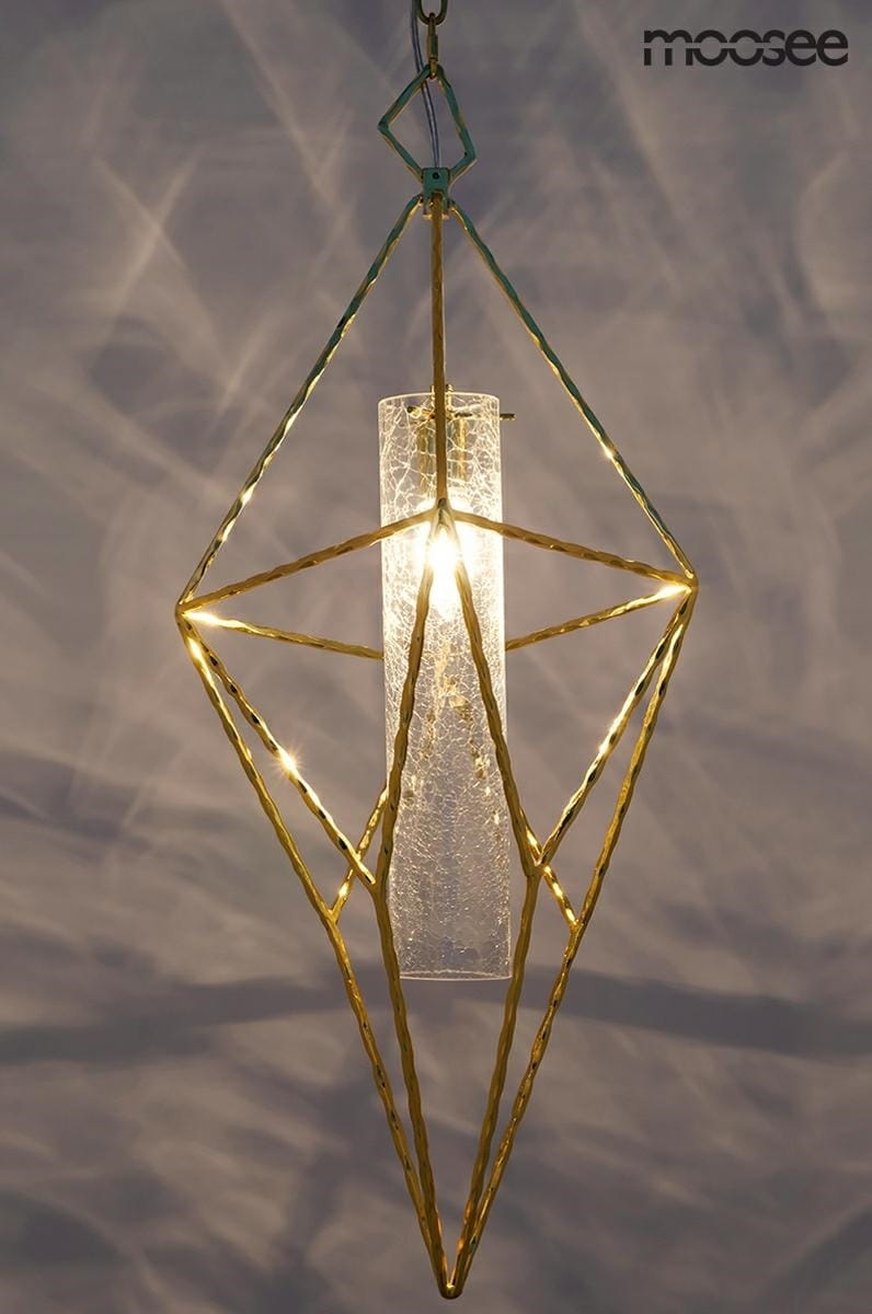 Lampa wisząca Havana L w kolorze złotym, o geometrycznym kształcie, z przezroczystym kloszem z fakturą pękającego szkła. Ujęcie z przodu, zawieszona na cienkim łańcuchu, emitująca ciepłe światło. Idealna do nowoczesnych wnętrz.