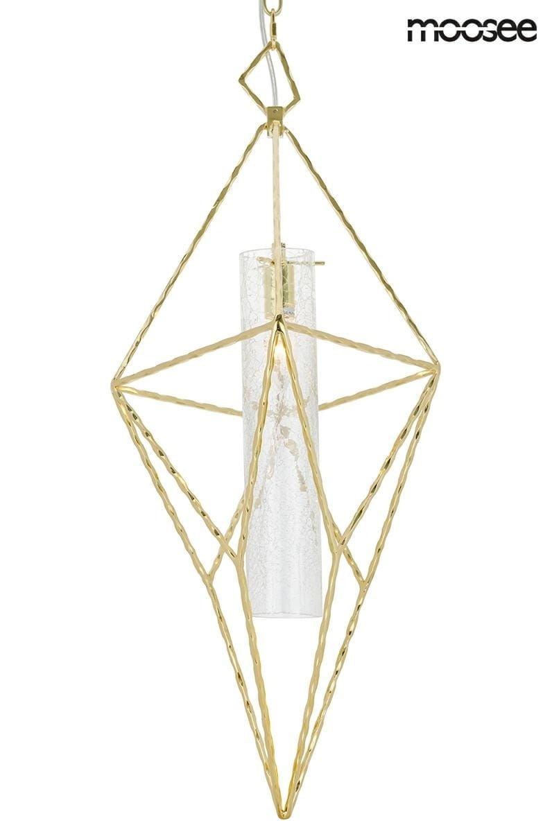 Lampa wisząca Havana L w złotym kolorze, o geometrycznej formie, z przezroczystym kloszem. Ujęcie frontalne, zawieszona na cienkim łańcuchu. Wyróżniający się kształt rombu z dekoracyjnymi detalami. Idealna do nowoczesnych wnętrz.