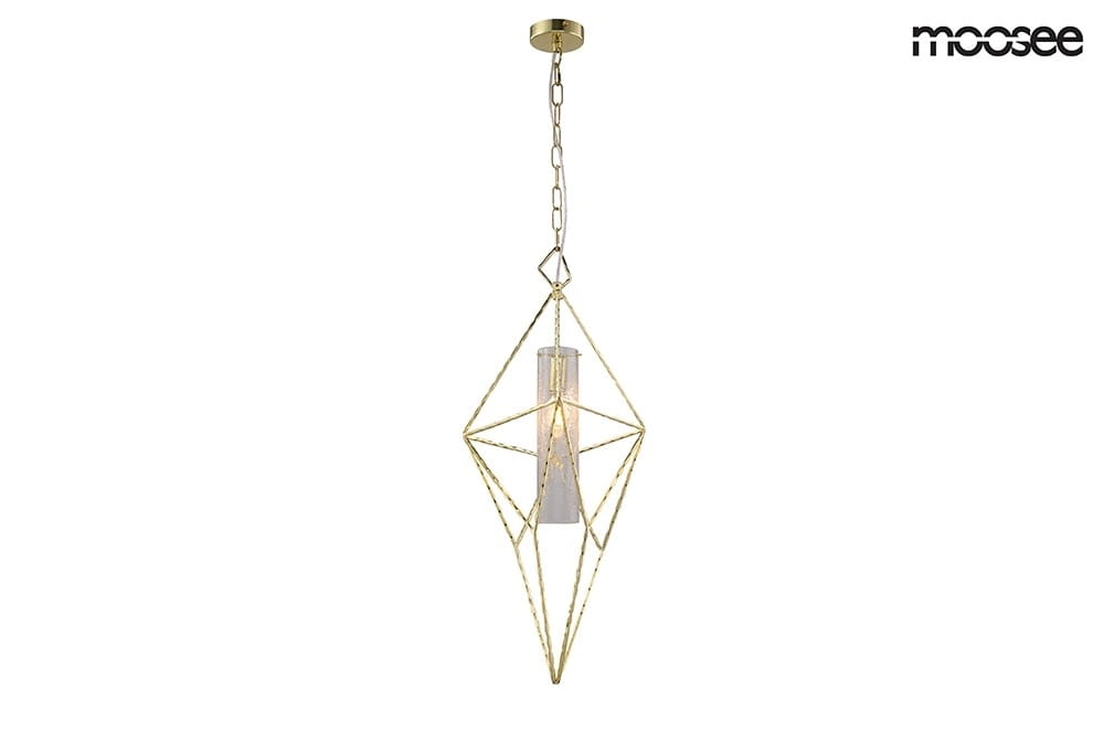 Lampa wisząca Havana L w złotym kolorze, o geometrycznym kształcie, zawieszona na łańcuchu. Środkowy element z przezroczystego materiału, emitujący światło. Widok frontalny, na jednolitym tle.