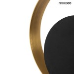 Kinkiet Band 1-punktowy w kolorze złotym i czarnym. Złota, okrągła rama otacza czarną, matową osłonę. Produkt widoczny z boku, na jednolitym tle. Wyróżnia się prostym, nowoczesnym designem, idealny do minimalistycznych wnętrz.