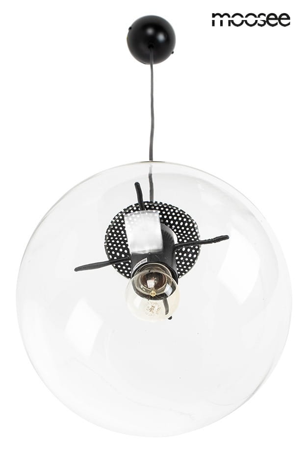 Lampa wisząca Sandra 30, czarna, 1-punktowa, z przezroczystym kloszem w kształcie kuli. Widoczne czarne mocowanie z dekoracyjną, perforowaną osłoną. Kąt ujęcia z góry, lampa zawieszona na cienkim przewodzie.