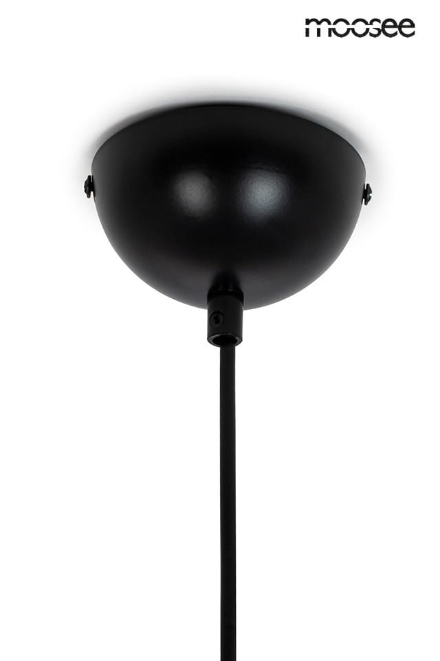 Czarna lampa wisząca Sandra 30, 1-punktowa, z okrągłym, matowym kloszem. Ujęcie z dołu, pokazujące mocowanie i przewód. Idealna do nowoczesnych wnętrz, minimalistyczna forma, eleganckie wykończenie.