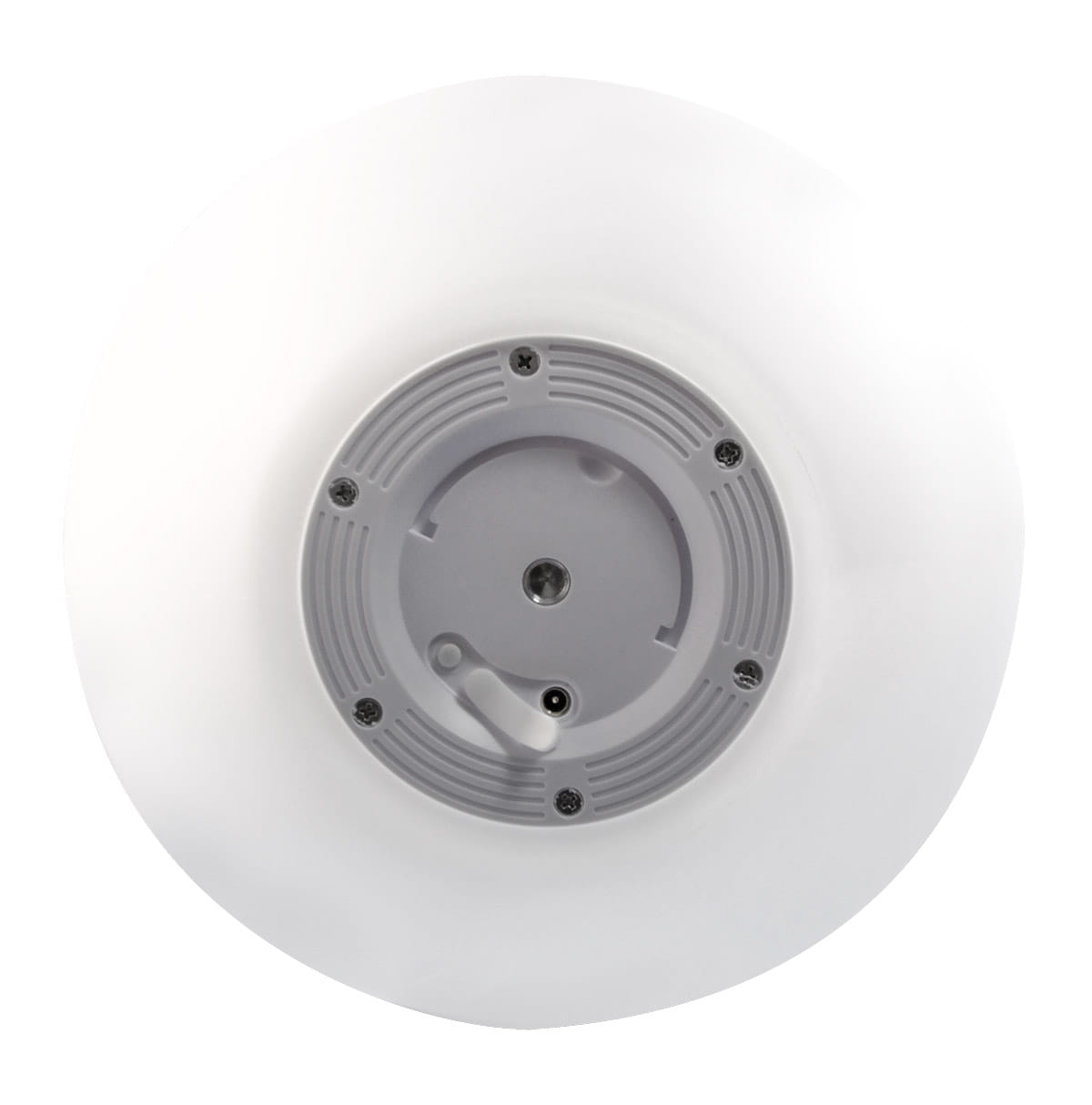 Biała kula D30 lampa ogrodowa LED zasilana energią słoneczną, widok od spodu. Widać okrągłą podstawę z szarym elementem mocującym oraz otworem do ładowania. Produkt ma gładką, matową powierzchnię.