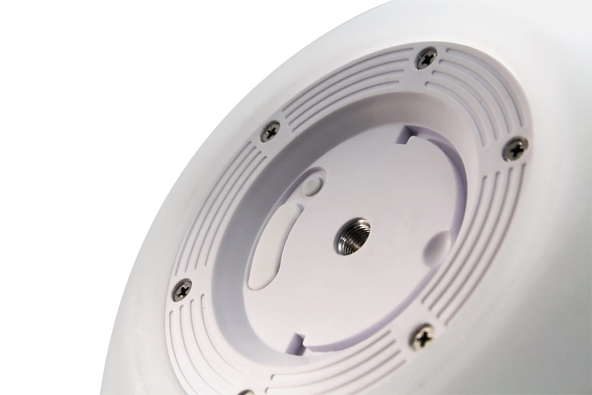 Biała kula D30, solarna lampa ogrodowa LED RGB, widok od spodu. Na zdjęciu widoczne mocowanie, okrągła podstawa z rowkami, otwór na śrubę oraz przycisk włączający. Elementy zabezpieczone śrubami.