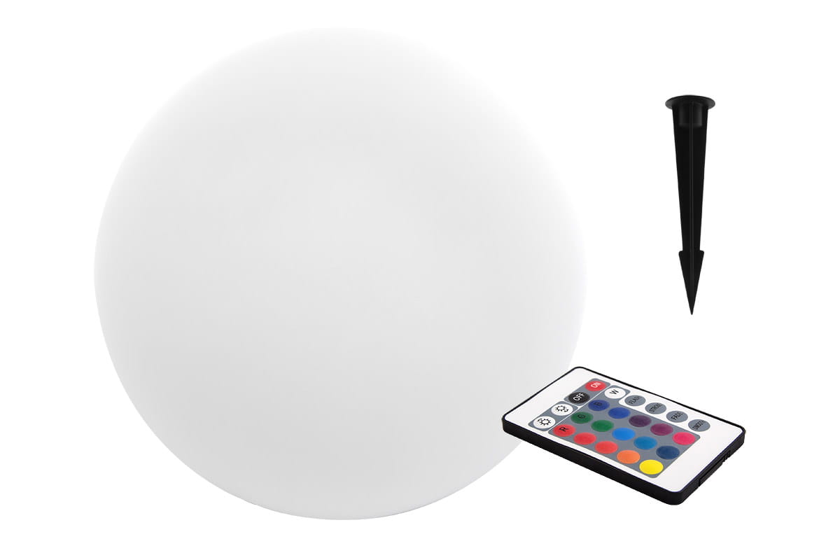 Biała kula LED D30 z funkcją RGB, wykonana z tworzywa sztucznego, o gładkiej powierzchni. W zestawie pilot zdalnego sterowania oraz czarny stelaż do montażu. Kula leży na białym tle, z wyraźnymi detalami.