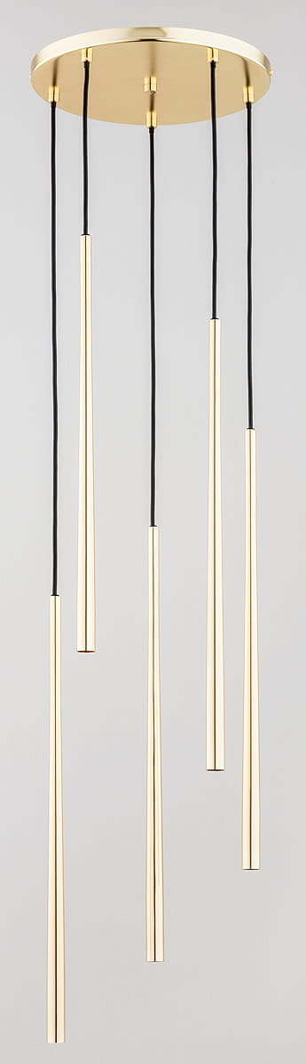 Lampa wisząca Carmen 5-punktowa w kolorze złotym, składająca się z pięciu długich, cylindrycznych elementów zawieszonych na czarnych przewodach. Górna część lampy ma okrągłą, metaliczną podstawę. Idealna do nowoczesnych wnętrz.