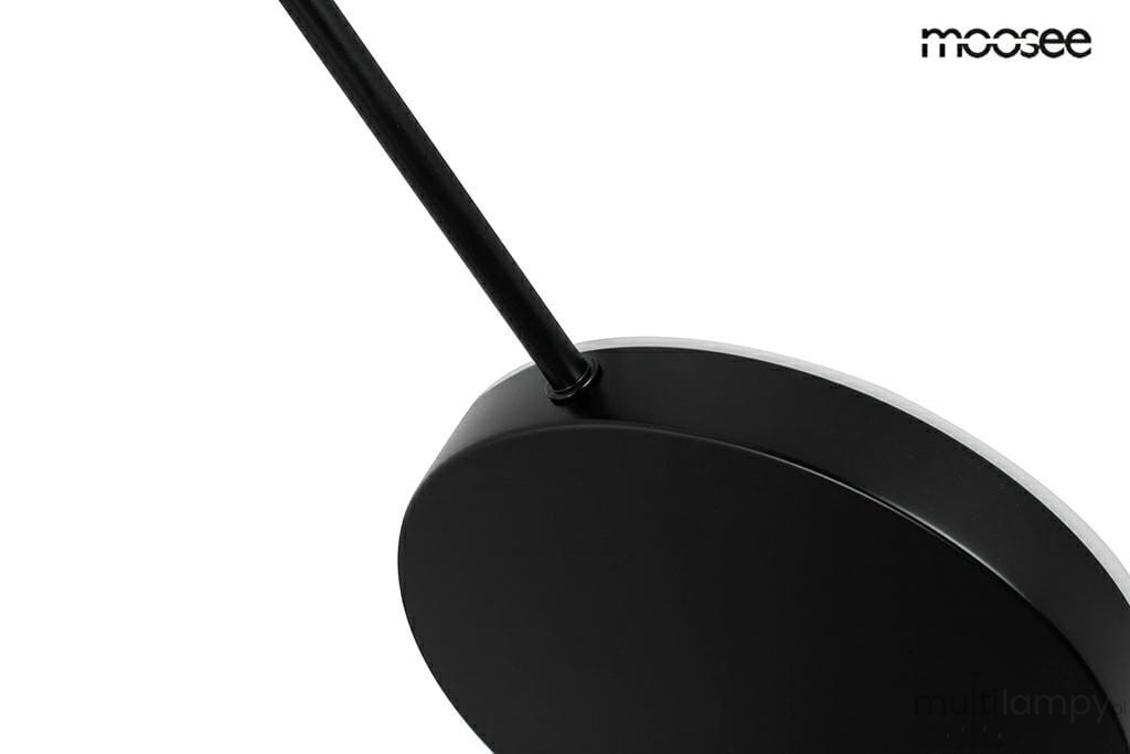 Kinkiet Shadow 2 LED w kolorze czarnym, z dwiema punktowymi źródłami światła. Okrągła podstawa z matowego metalu oraz cienki, prosty uchwyt. Produkt zamontowany na ścianie, widok z góry.