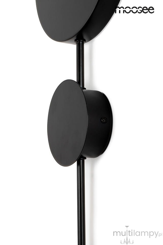 Kinkiet Shadow 2 LED w kolorze czarnym, z dwoma okrągłymi kloszami umieszczonymi na cienkiej, poziomej rurce. Produkt montowany na ścianie, prezentujący minimalistyczny design. Widoczny detal montażowy na dolnej części.
