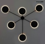 Kinkiet Shadow 6 LED w kolorze czarnym z sześcioma okrągłymi punktami świetlnymi. Produkt zamontowany na ścianie, z widocznym delikatnym podświetleniem wokół każdej oprawy. Prosty, nowoczesny design z minimalistycznymi liniami.