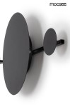 Czarny kinkiet LED Shadow Hang z wieszakiem, składający się z dużej owalnej oraz małej okrągłej części. Produkt zamontowany na ścianie, w minimalistycznym stylu, z widocznym metalowym mocowaniem. Tło jest jasne, co podkreśla ciemny kolor lampy.