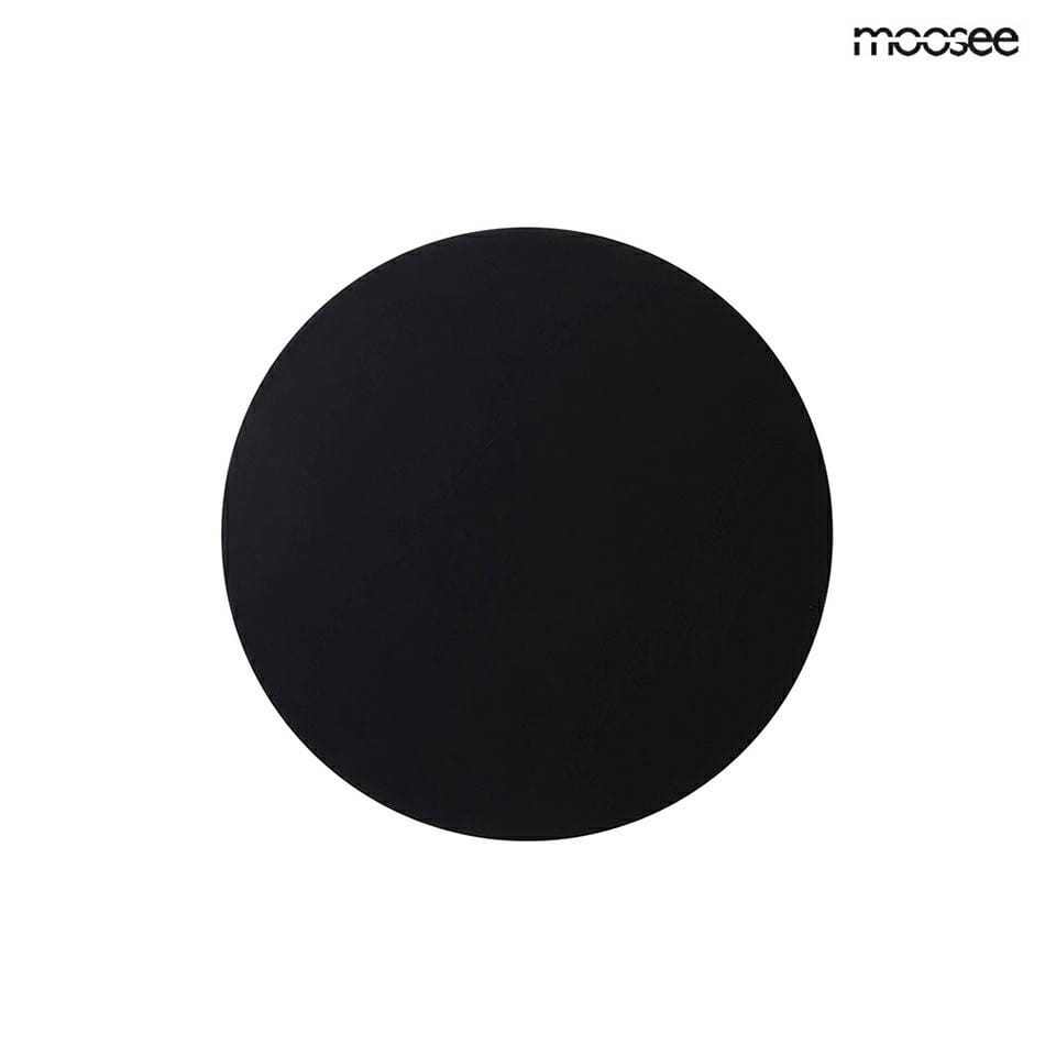 Czarny kinkiet LED Shadow Sun 25 w formie okrągłej, z gładką matową powierzchnią. Montowany na ścianie, prezentowany z przodu na białym tle. Idealny do nowoczesnych aranżacji wnętrz. Logo marki Moosee w górnym rogu.