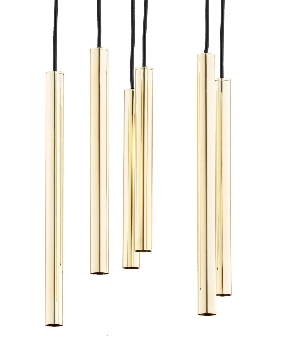Lampa wisząca Collet 6-punktowa w kolorze złotym. Składa się z sześciu pionowych, cylindrycznych elementów z błyszczącego materiału, zawieszonych na czarnych linkach. Produkt ma nowoczesny design, idealny do stylowych wnętrz.
