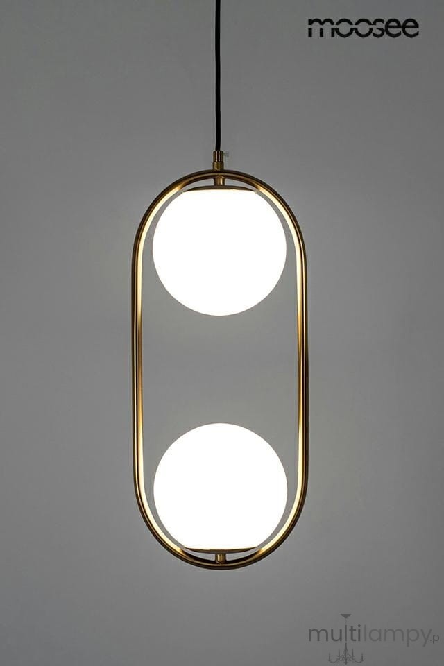Lampa wisząca Aurelia Twin 2-punktowa, złota konstrukcja z metalowym ramieniem w kształcie owalu, z dwoma białymi kulistymi źródłami światła. Zawieszona na czarnym przewodzie, prezentująca nowoczesny design. Tło jasnoszare.