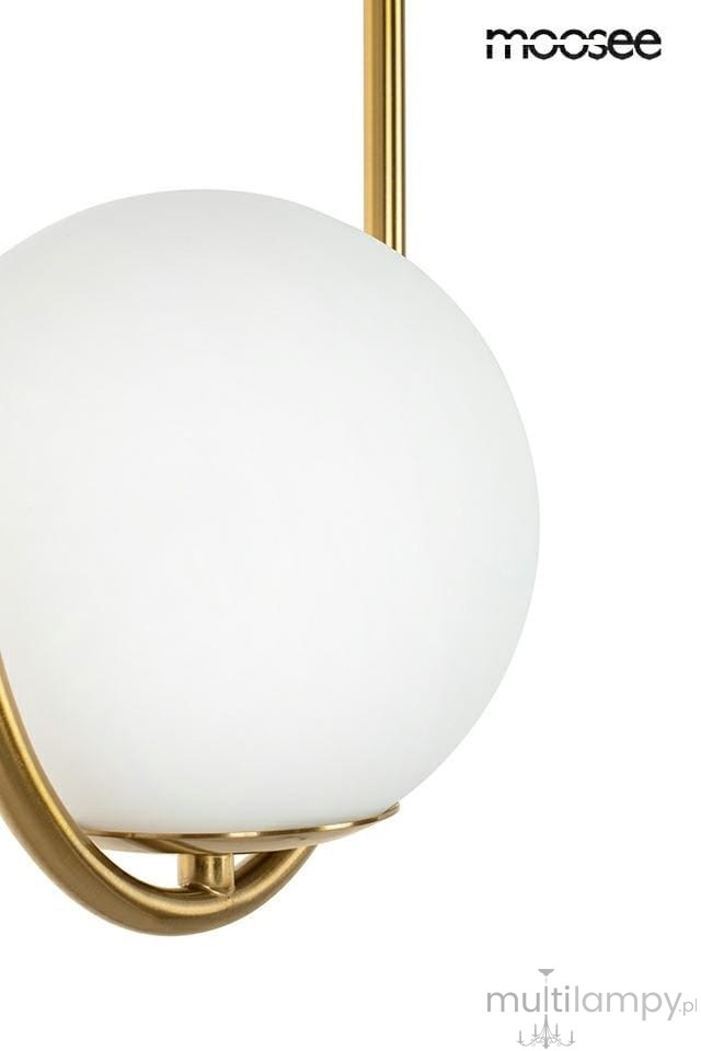 Lampa wisząca Aurelia Twin 2-punktowa, złota, z białym, okrągłym kloszem. Widok z boku, ukazujący metalową konstrukcję i detal mocowania. Prosta forma, elegancki design, idealna do nowoczesnych wnętrz.