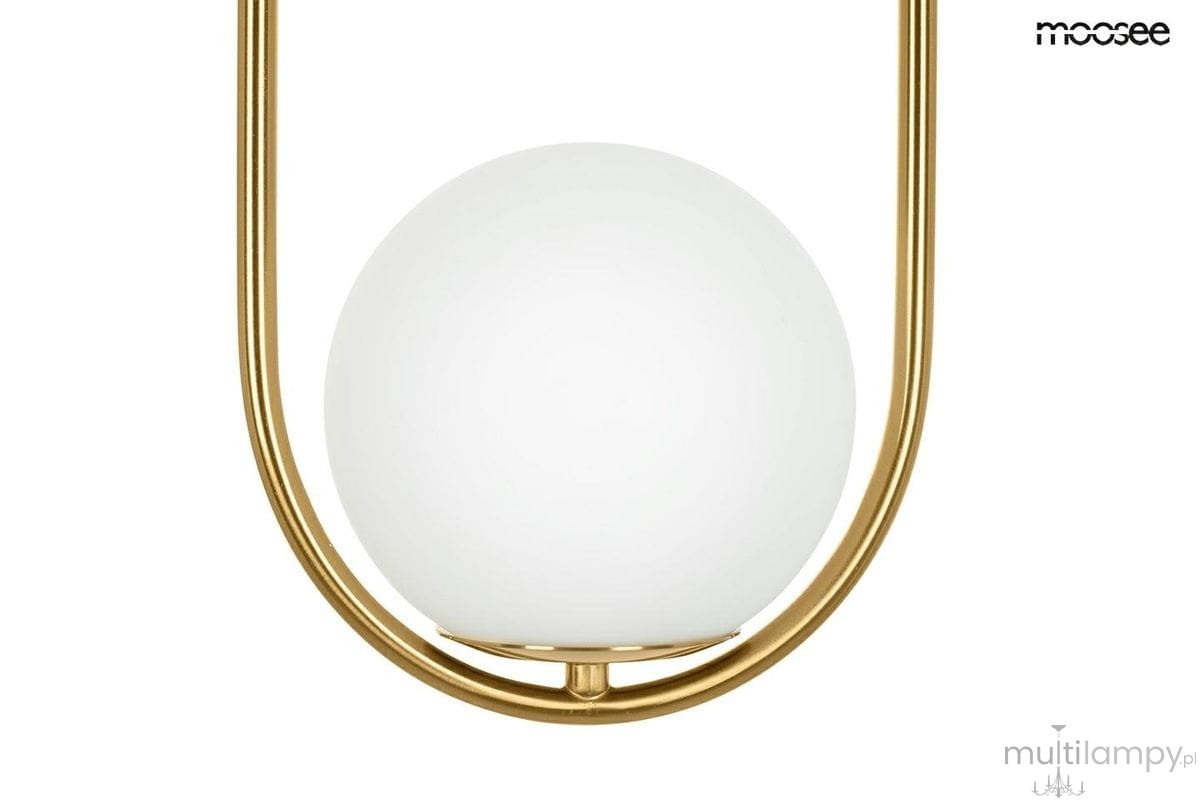 Lampa wisząca Aurelia Twin 2-punktowa w złotym wykończeniu z białym, okrągłym kloszem. Ujęcie frontalne, ukazujące elegancką konstrukcję oraz delikatne linie. Idealna do nowoczesnych wnętrz.