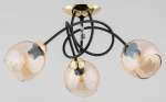 Modena Black lampa sufitowa 3-punktowa w kolorze czarnym i złotym, z trzema przezroczystymi kloszami w kształcie kul. Lampa ma czarne przewody i złoty uchwyt sufitowy, z dekoracyjnym kryształkiem na środku.