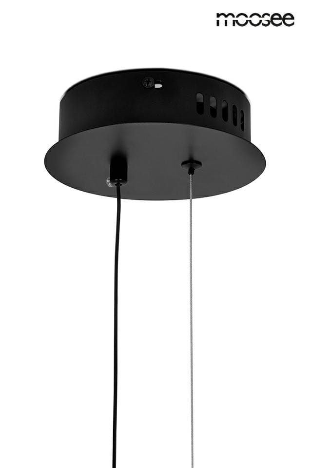 Czarna lampa wisząca Circulo 80 LED z metalowym okrągłym kloszem. Widoczny czarny kabel zasilający oraz szary przewód. Klosz posiada otwory wentylacyjne, co podkreśla nowoczesny design. Ujęcie z dołu, eksponujące detal montażowy.