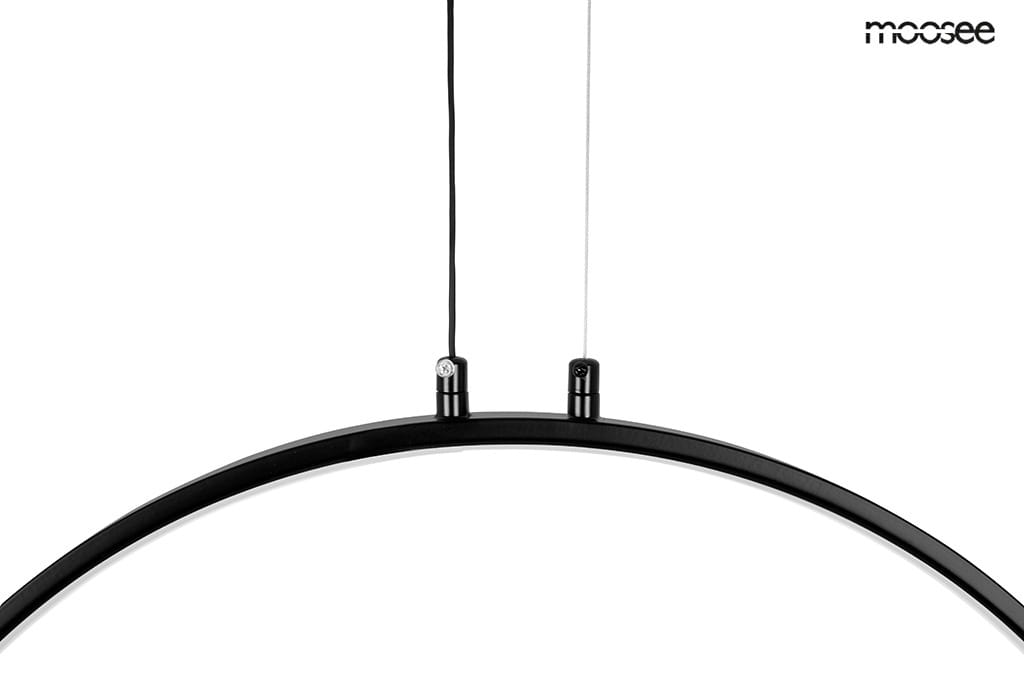 Czarna lampa wisząca Circulo 80 LED, w kształcie łuku, zawieszona na cienkich linkach, z widocznymi mocowaniami. Prosty, nowoczesny design, idealna do minimalistycznych wnętrz. Logo producenta umieszczone w górnym rogu.