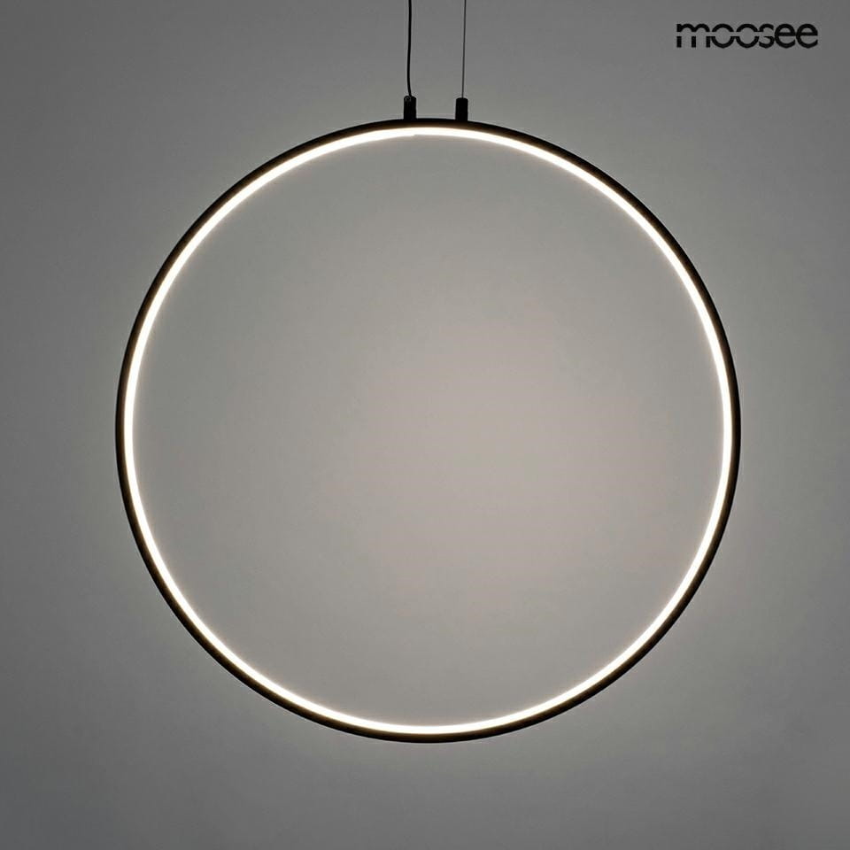 Czarna lampa wisząca Circulo 80 LED w kształcie okręgu, z subtelnym podświetleniem LED na krawędzi. Produkt zawieszony na dwóch cienkich linkach, prezentowany na jednolitym tle. Idealna do nowoczesnych wnętrz.