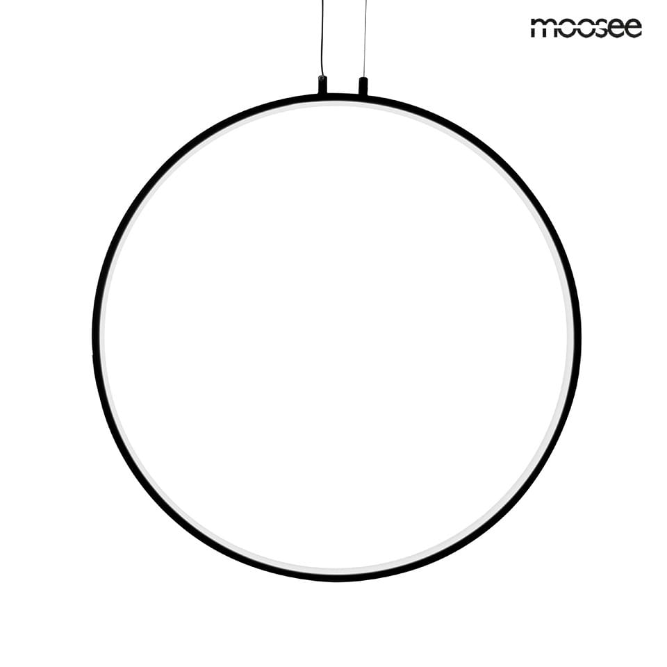 Czarna lampa wisząca Circulo 80 LED, w kształcie okręgu, z białym pierścieniem światła, zawieszona na dwóch cienkich przewodach. Prosty, nowoczesny design, idealna do wnętrz. Tło białe, co podkreśla jej formę.