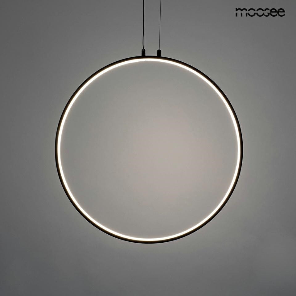 Czarna lampa wisząca Circulo 60 LED w kształcie okręgu, zawieszona na dwóch cienkich linkach. Oświetlenie LED umieszczone wzdłuż krawędzi, emitujące miękkie światło na jednolitym szarym tle. Minimalistyczny design, idealna do nowoczesnych wnętrz.