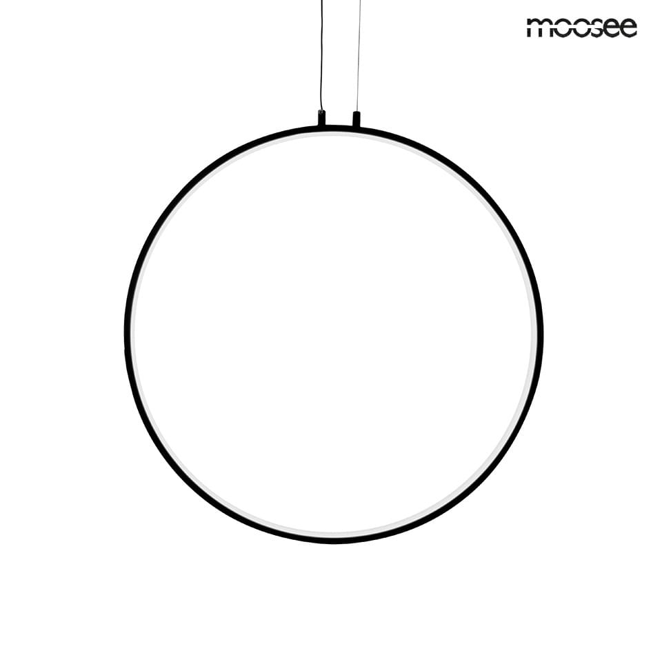 Czarna lampa wisząca LED Circulo 60 w kształcie okręgu, zawieszona na cienkich linkach. Posiada cienką ramę zewnętrzną i wewnętrzne źródło światła. Prosty design, idealna do nowoczesnych wnętrz. Tło białe, minimalistyczne.