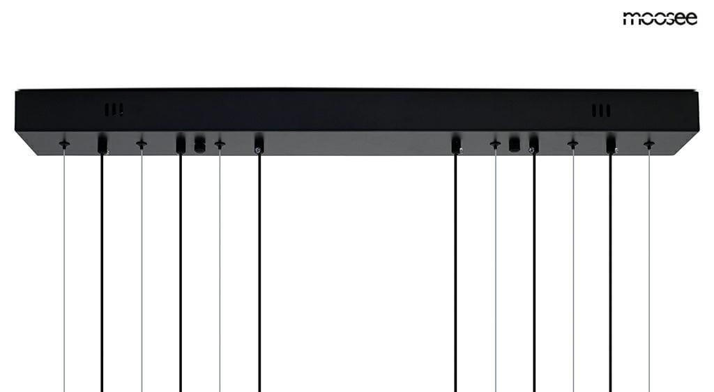 Czarna lampa wisząca Circulo Six z sześcioma punktami świetlnymi, z metalowym, prostokątnym stelażem. Wisi na cienkich linkach. Prosty, nowoczesny design, idealny do oświetlenia wnętrz. Widok z góry, na białym tle.