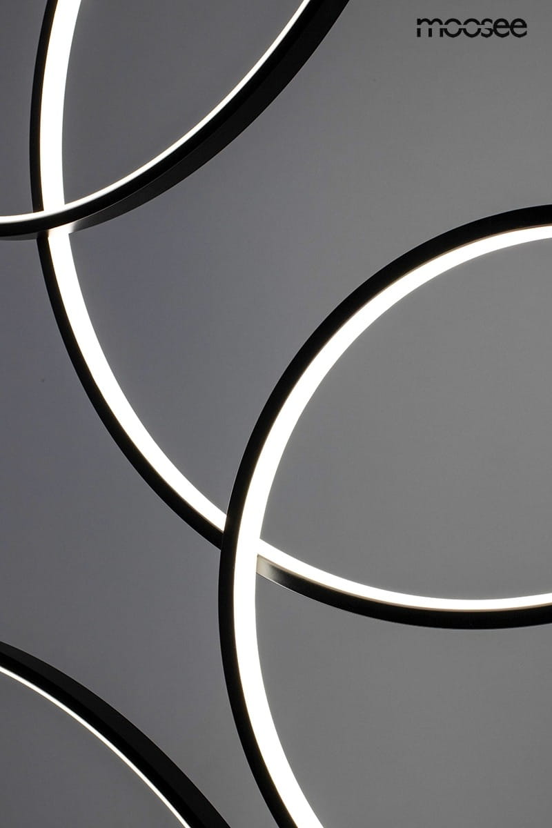 Czarna lampa wisząca Circulo Six z sześcioma okrągłymi punktami świetlnymi, wykonana z metalu. Widoczne są delikatne, podświetlone krawędzie okręgów, tworzące nowoczesny wzór. Ujęcie z bliska, ukazujące detale konstrukcji.