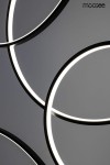 Czarna lampa wisząca Circulo Six z sześcioma okrągłymi punktami świetlnymi, wykonana z metalu. Widoczne są delikatne, podświetlone krawędzie okręgów, tworzące nowoczesny wzór. Ujęcie z bliska, ukazujące detale konstrukcji.